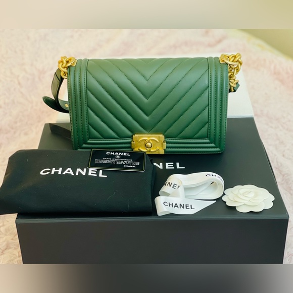 ❤️Used Chanel Boy 10 Chevron lamp skin, color green with gold hardware - Picture 2 of 16